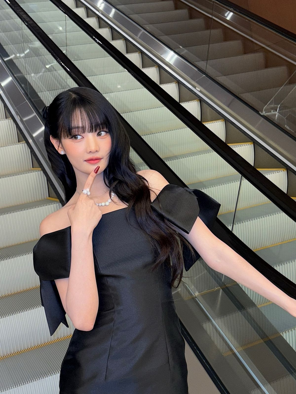 리본이 돋보이는 블랙 미니 드레스를 착용한 민니. 인스타그램 @min.nicha