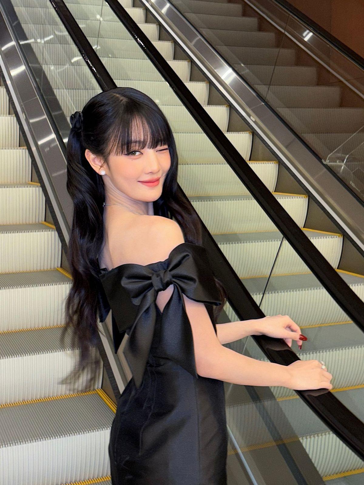 리본이 돋보이는 블랙 미니 드레스를 착용한 민니. 인스타그램 @min.nicha