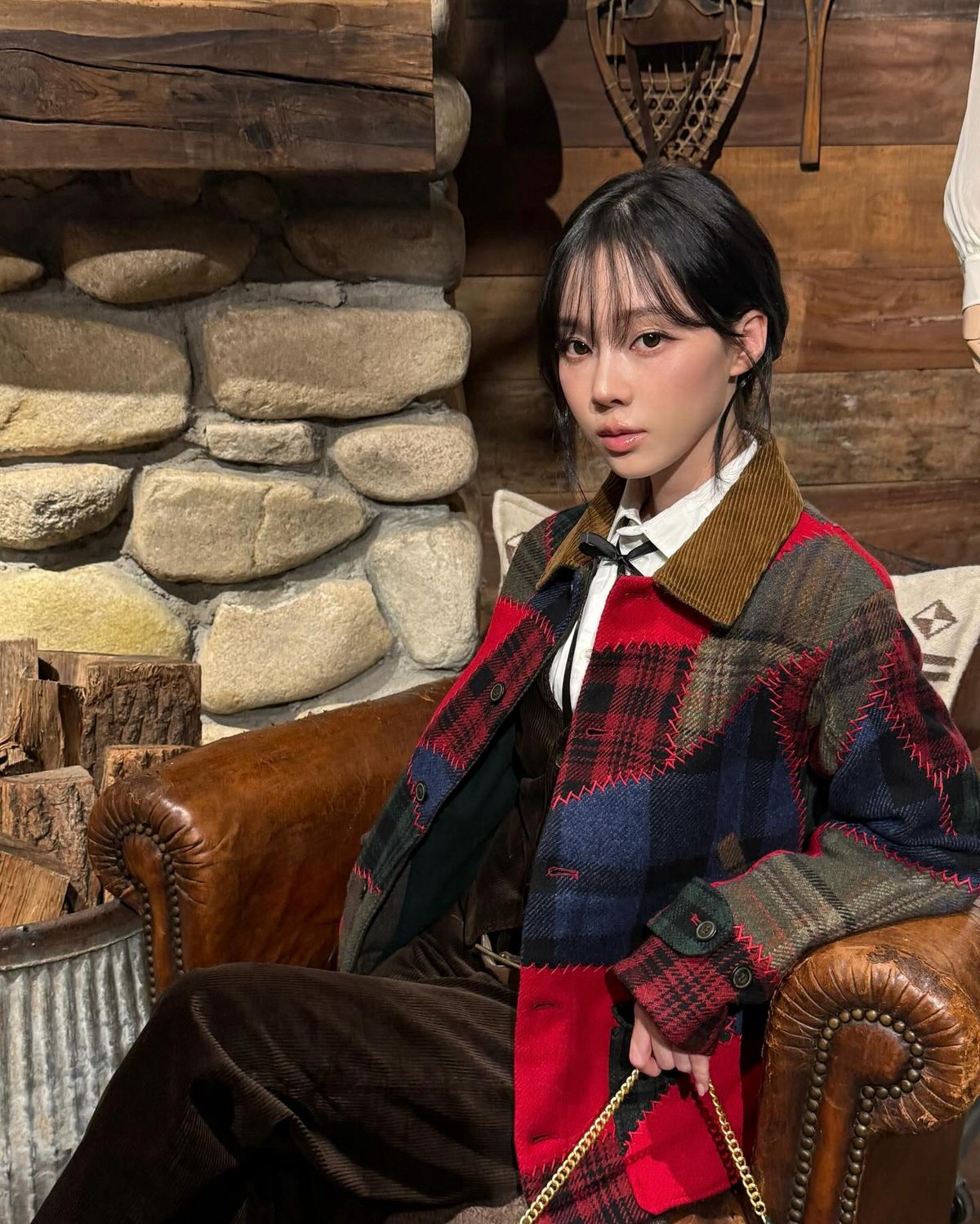 멀티 컬러 타탄체크 재킷을 입은 윈터. 인스타그램 @imwinter