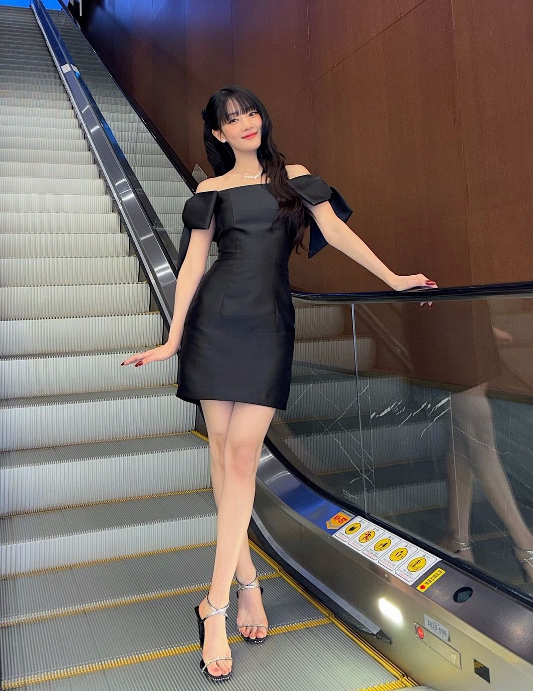 리본이 돋보이는 블랙 미니 드레스를 착용한 민니. 인스타그램 @min.nicha