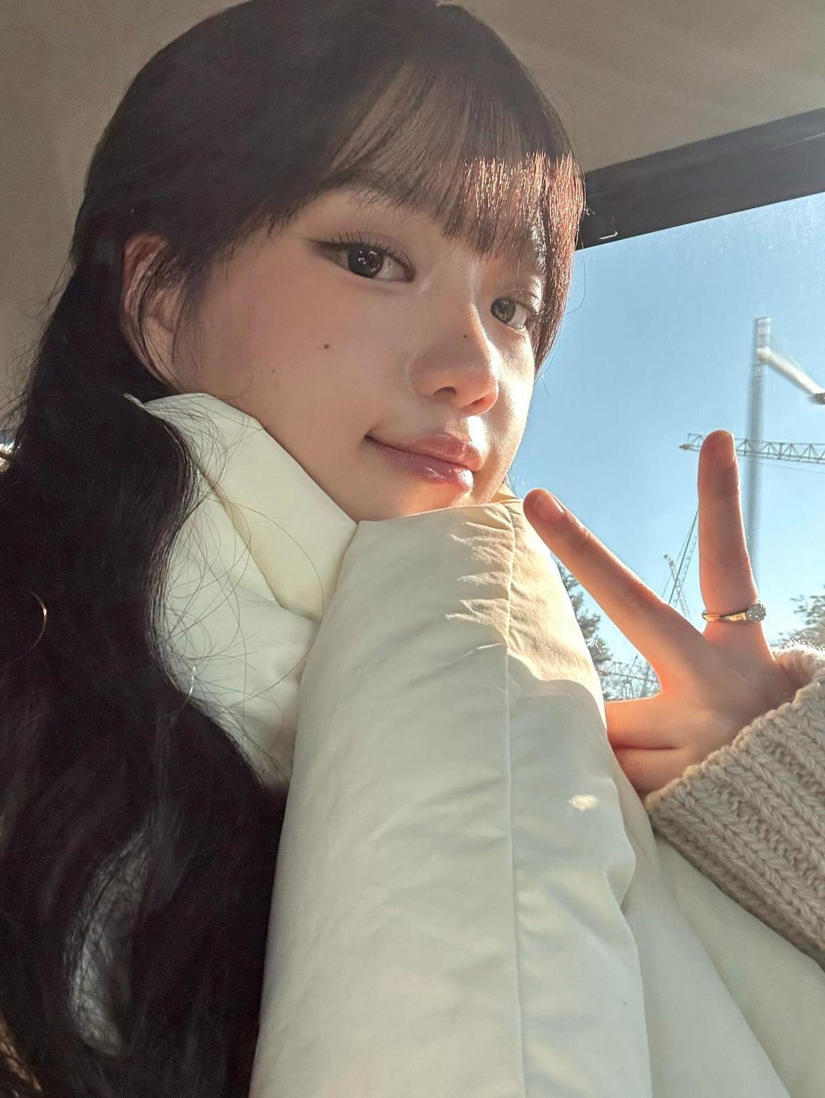 패딩 소재를 선택한 조유리. 인스타그램 @zo__glasss