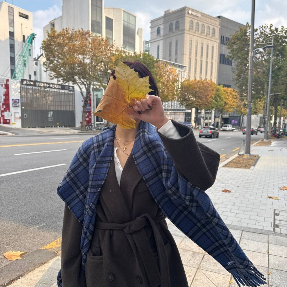 체크 머플러로 두 가지 룩을 연출한 허윤진. 인스타그램 @jenaissante