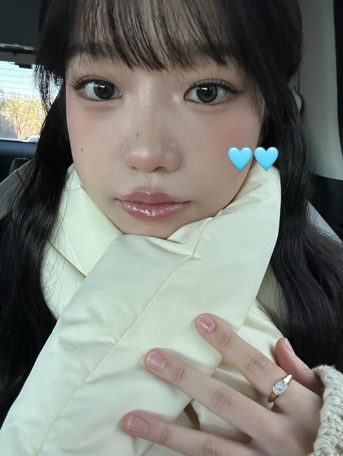 패딩 소재를 선택한 조유리. 인스타그램 @zo__glasss