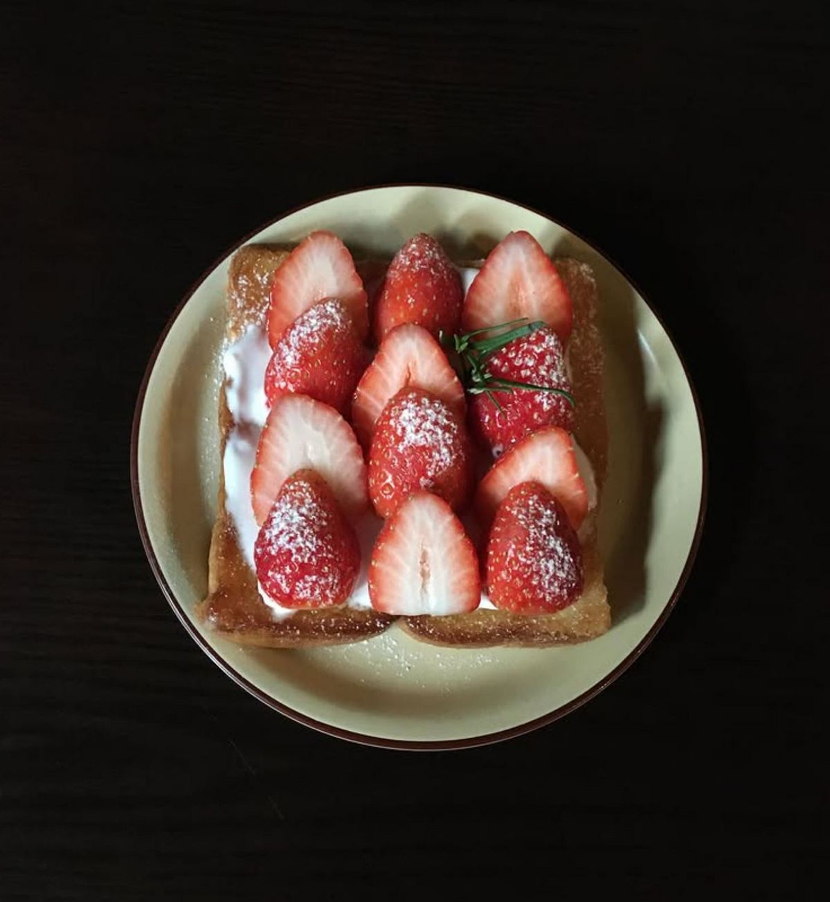 웅기로 연남의 딸기 디저트들, 인스타그램 @ungkiro_cafe