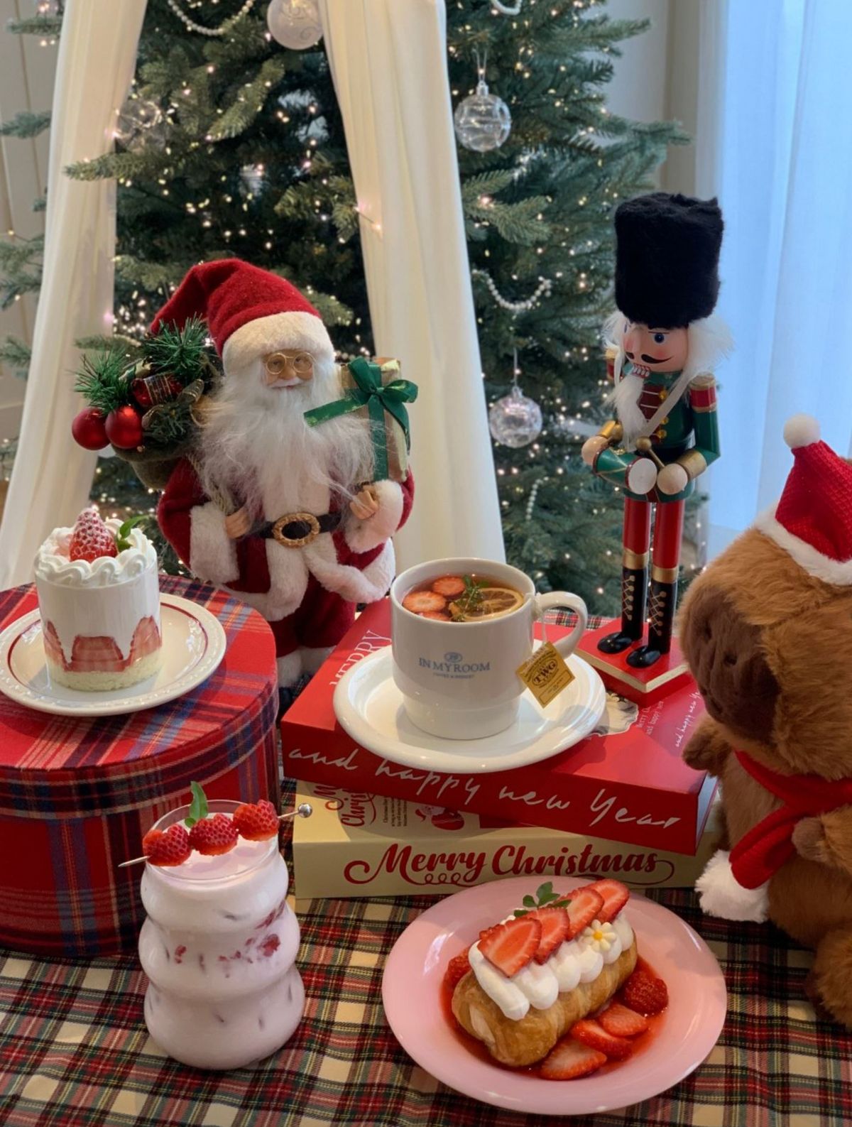 인마이룸의 딸기 파르페와 또 다른 딸기 메뉴들, 인스타그램 @cafe_inmyroom