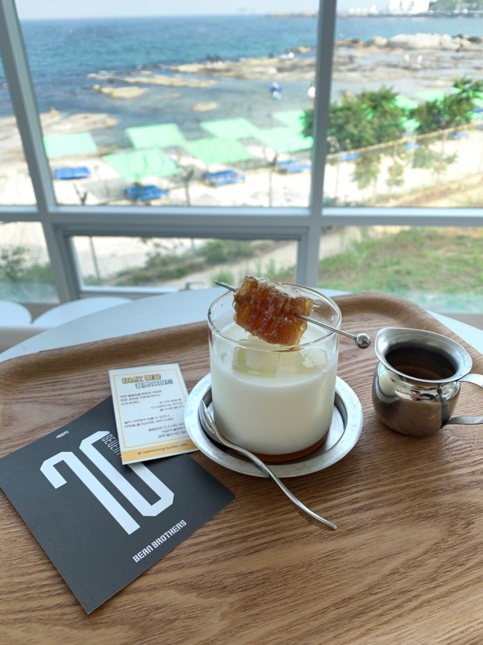 강원도 고성 아야진 해변에서 일출을 가장 가까이서 볼 수 있는 스위밍 터틀. 사진 네이버 지도 스위밍 터틀 업체 등록 사진