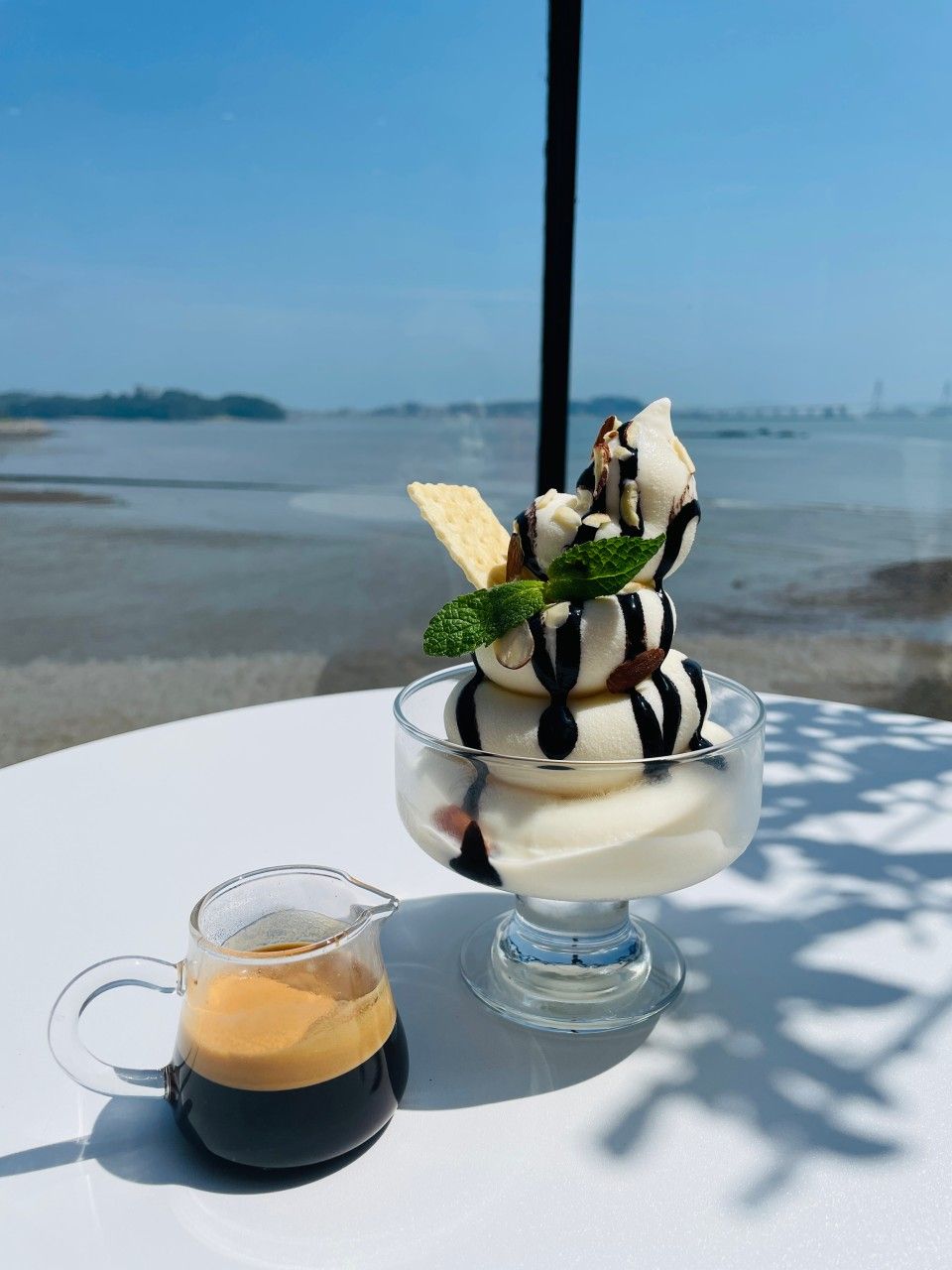 영흥도 바다를 한 눈에 내려다 볼 수 있는 오션뷰 카페 머드포레스트. 사진 네이버 지도 머드포레스트 업체 등록 사진