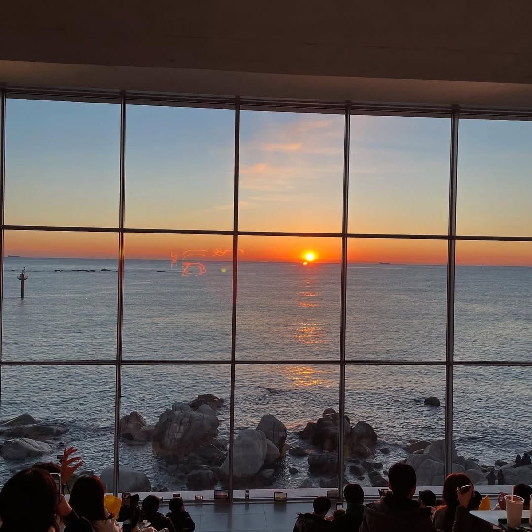 넓은 통유리창을 통해 바다와 하늘을 한 눈에 담을 수 있는 그릿비 서생점. 사진 네이버 지도 그릿비 서생점 업체 등록 사진 