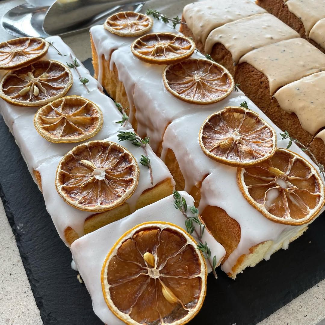 넓은 통유리창을 통해 바다와 하늘을 한 눈에 담을 수 있는 그릿비 서생점. 사진 네이버 지도 그릿비 서생점 업체 등록 사진 