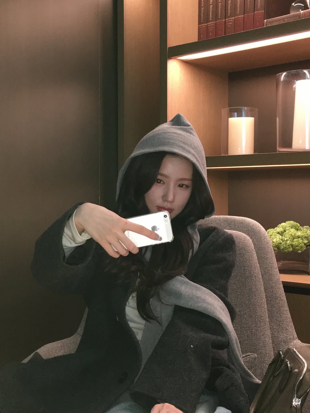 그레이 코트를 잘 소화한 미연. 인스타그램 @noodle.zip