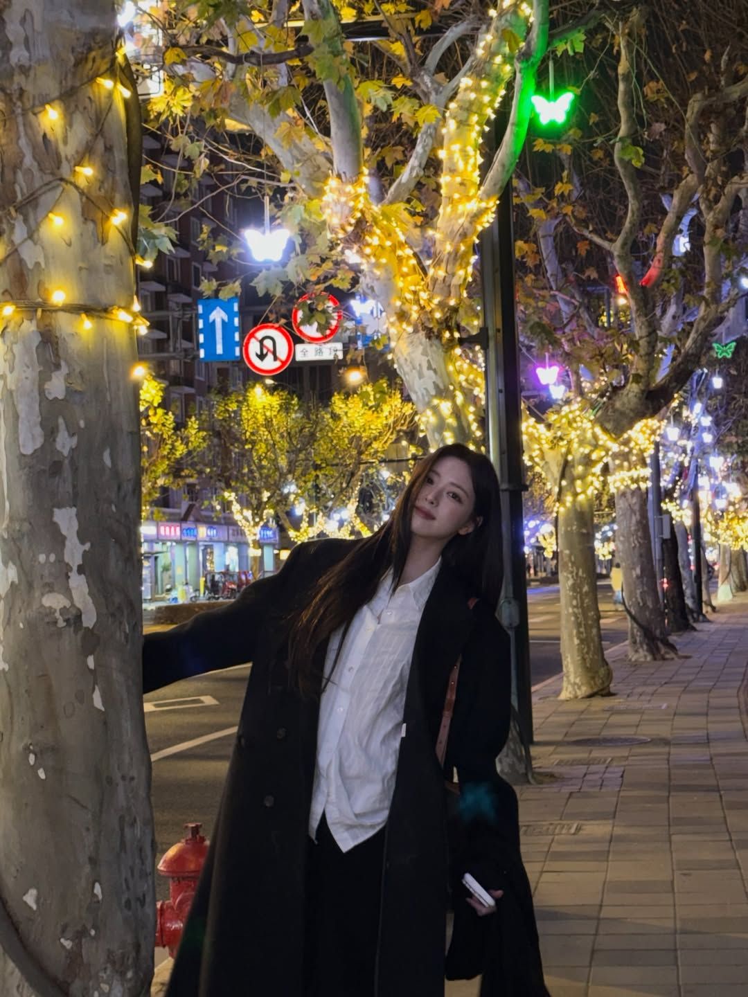 블랙 코트의 기본을 지킨 유나. 인스타그램 @igotyuandme