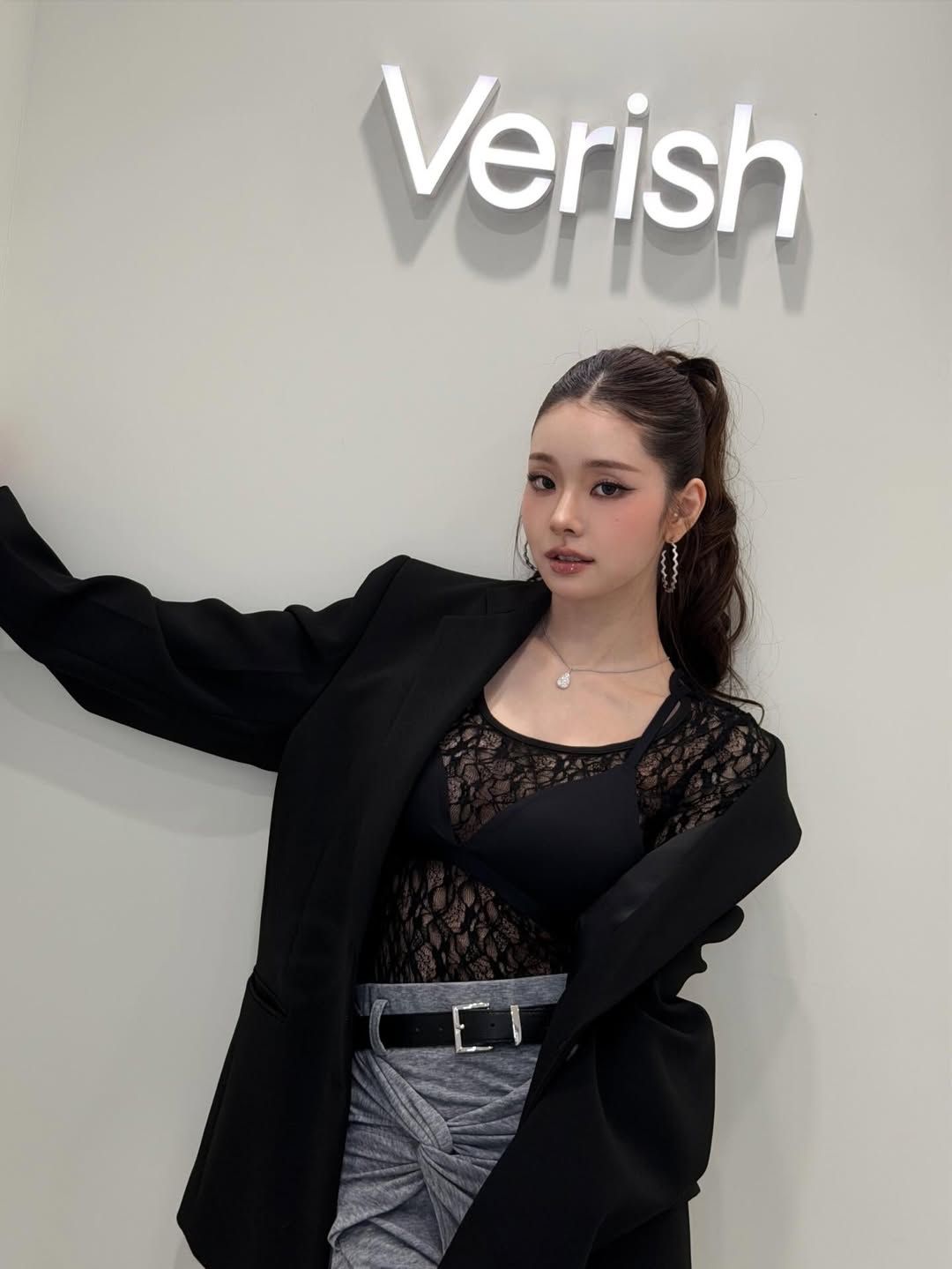 시스루 레이스 톱으로 관능적으로 소화한 프리지아. 인스타그램 @dear.zia