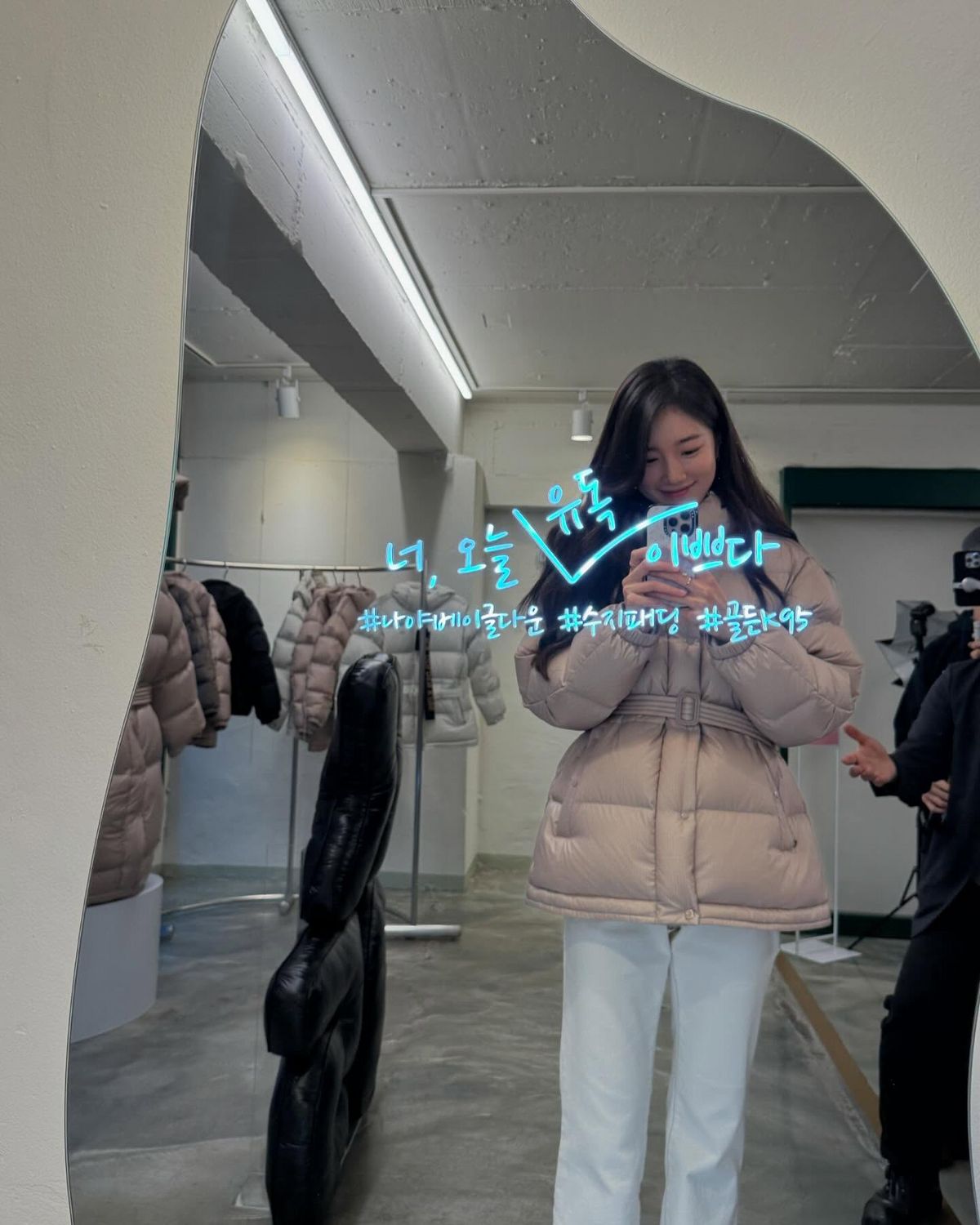 수지가 착용한 허리 벨트형 패딩. 인스타그램 @skuukzky