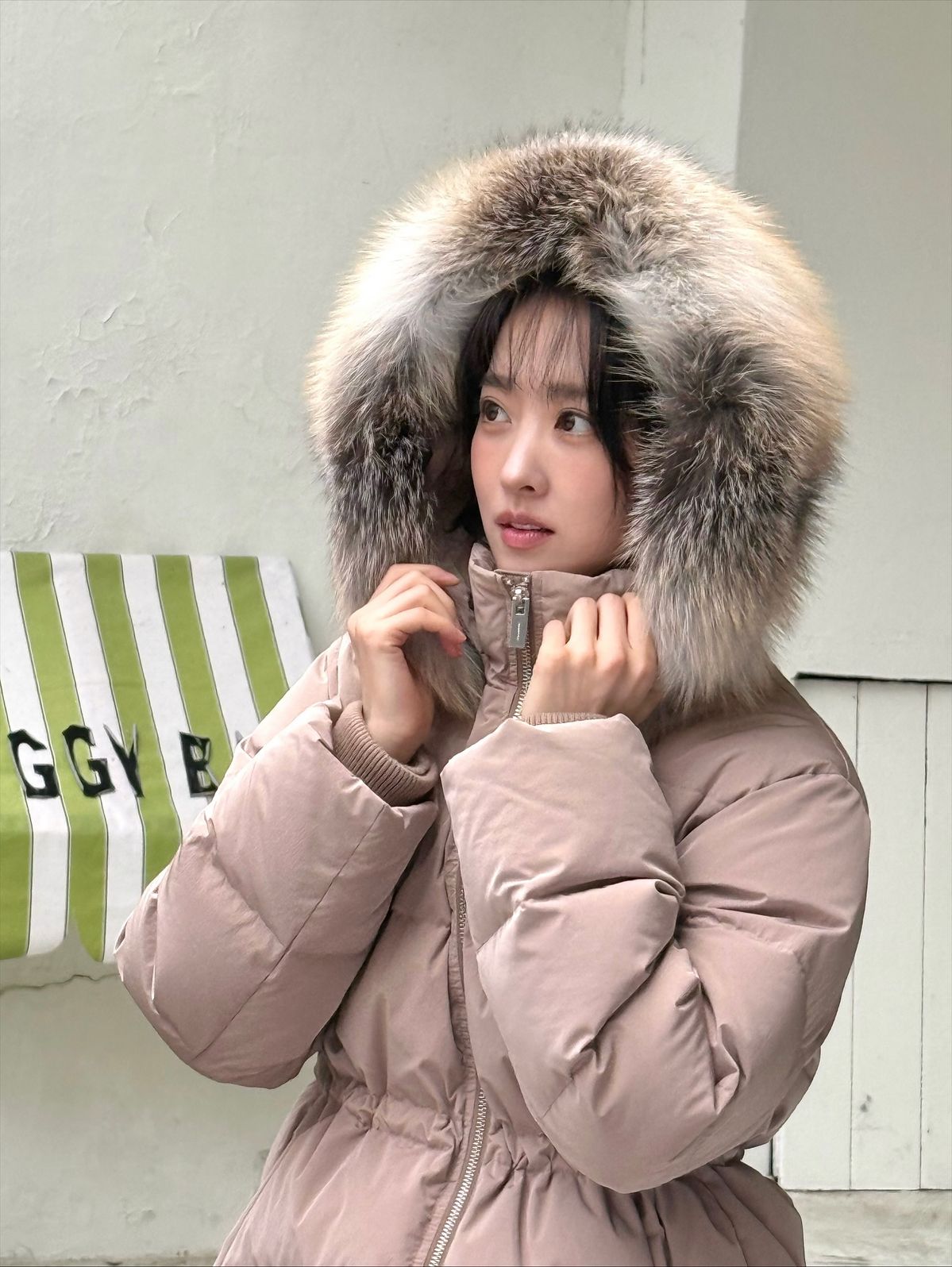 허리 밴딩 라인이 인상적인 박보영의 패딩. 인스타그램 @boyoung0212_official