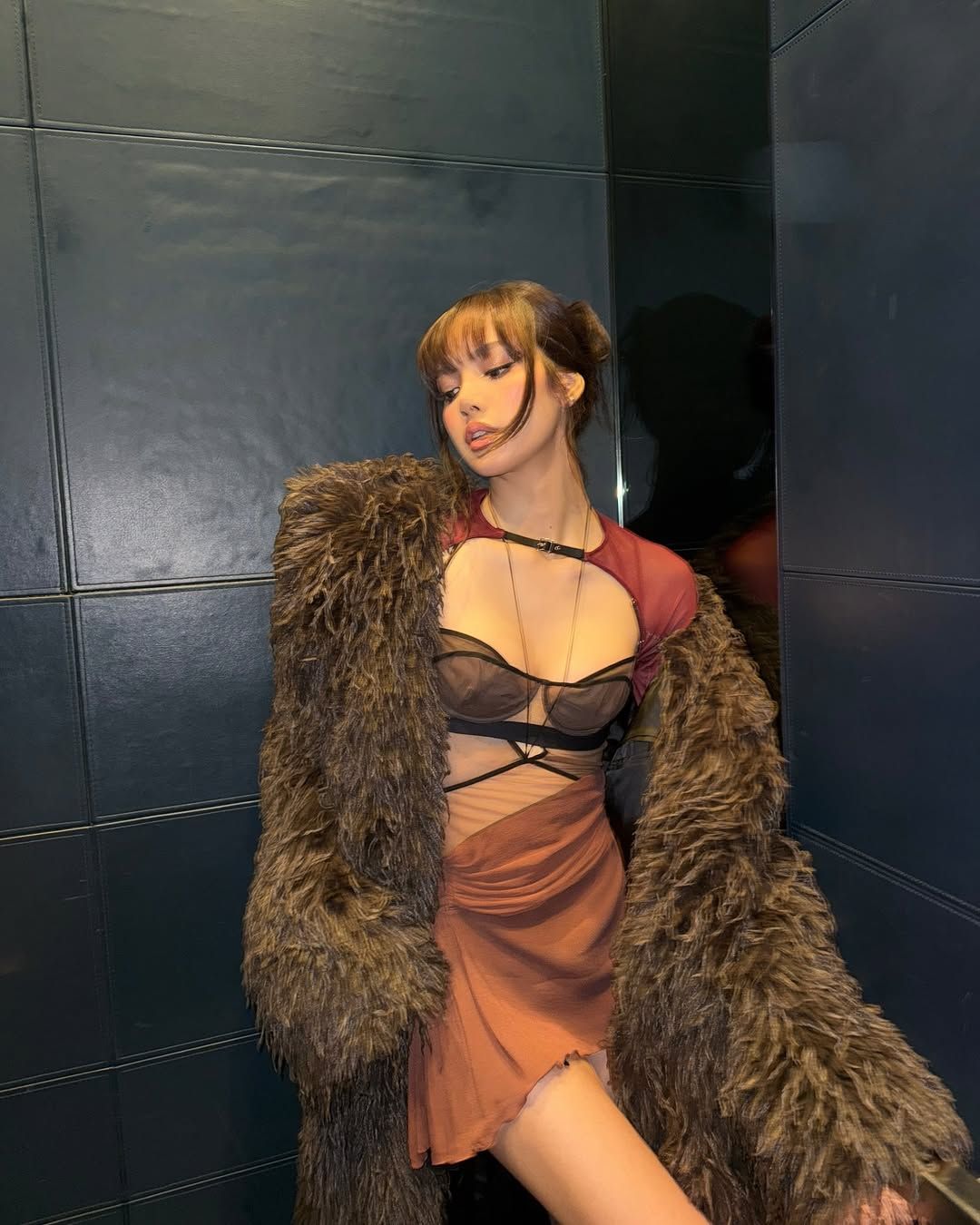 퍼 코트와 시스루 볼레로의 조합을 선보인 리사. 인스타그램 @lalalalisa_m