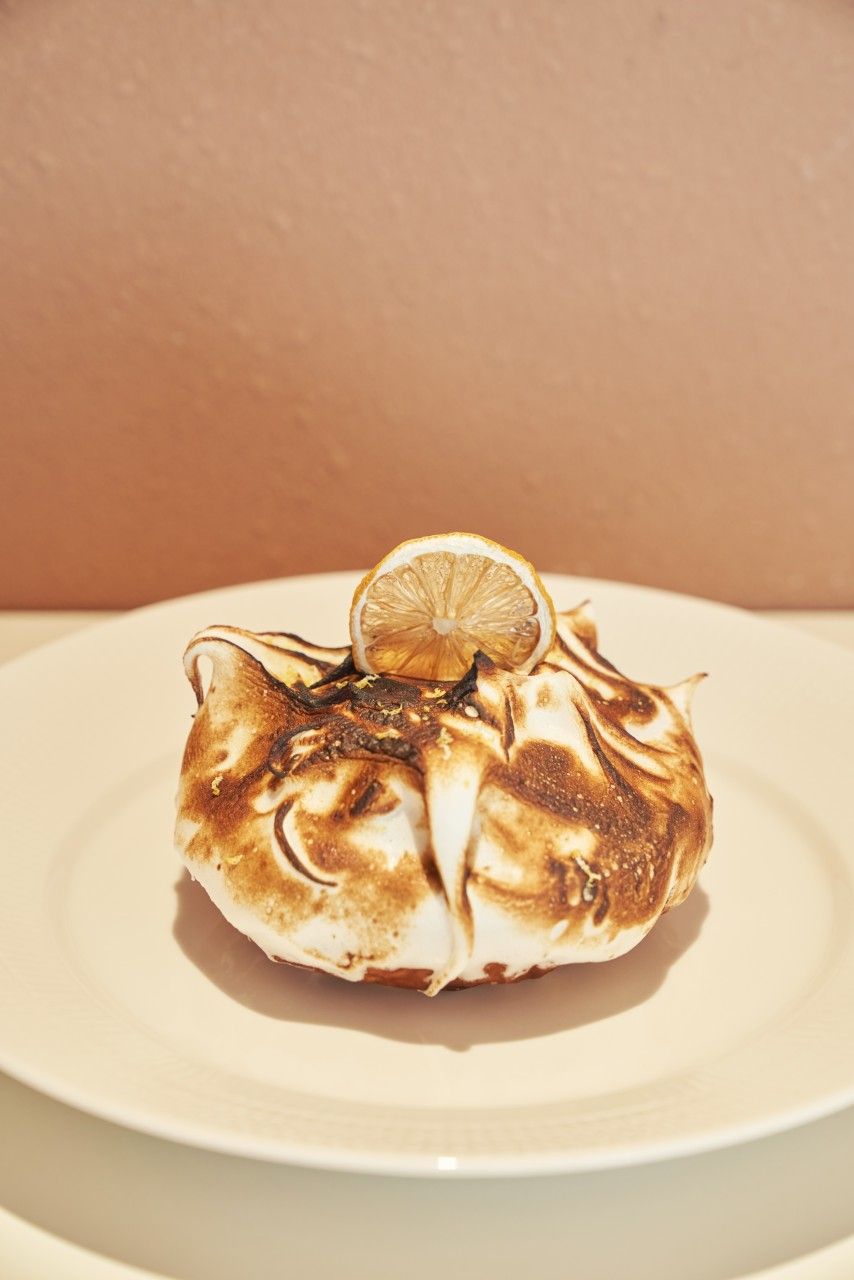 클래식 퀸아망부터 레몬 머랭 퀸아망, 애플 시나몬 퀸아망 등 다양한 맛의 퀸아망을 즐길 수 있는 홍대 오퍼카페. 네이버지도 오퍼카페 업체 등록 사진 