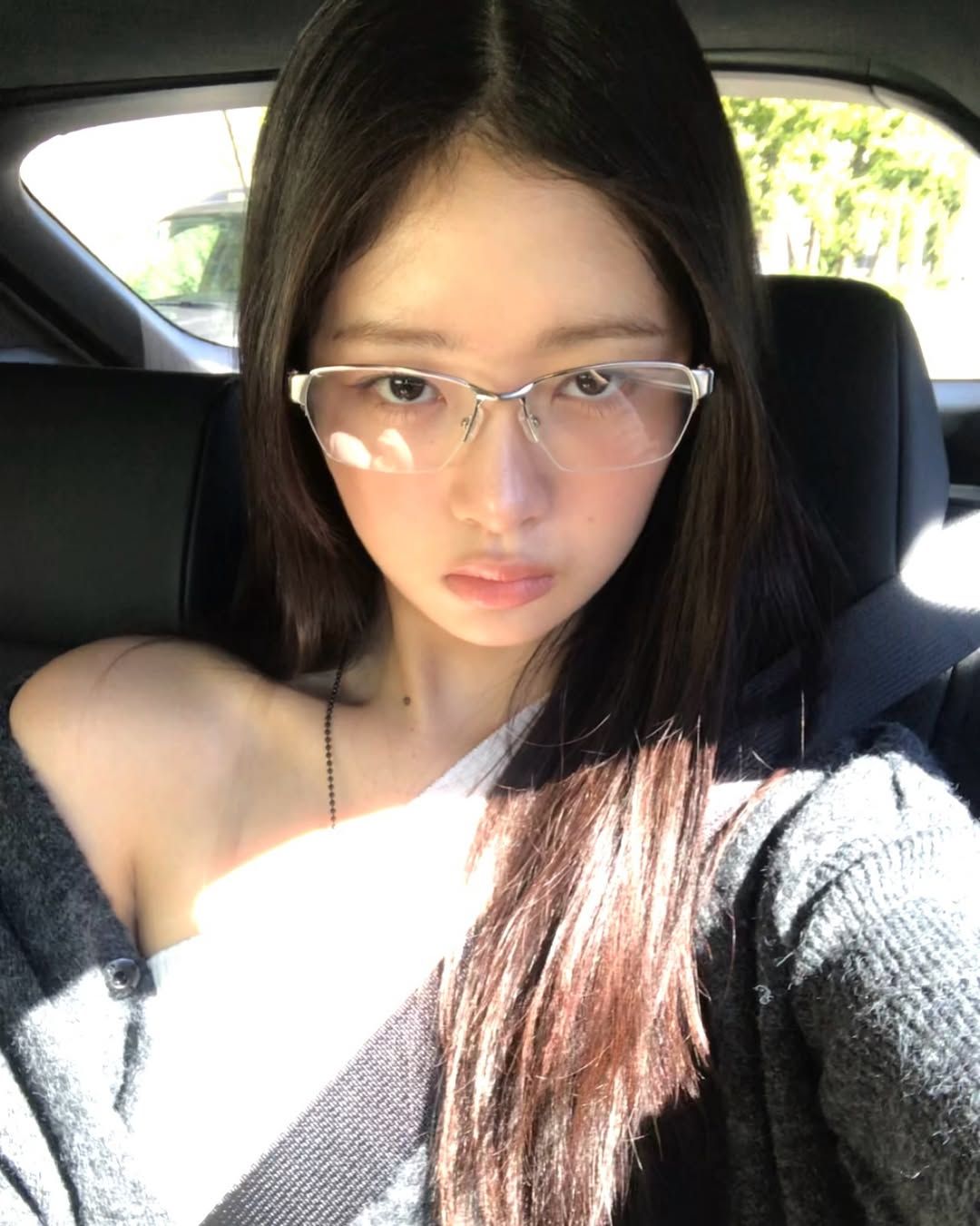 둥근 얼굴형은 캣아이 프레임같이 얼굴선에 리듬을 줄 수 있는 디자인이 좋다. 인스타그램 @reinyourheart