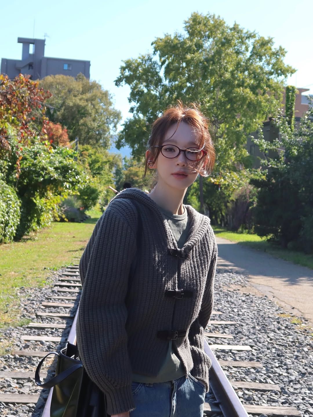 하트형 얼굴은 시선을 아래로 분산시켜 얼굴의 대비를 줄여주는 것이 좋다. 인스타그램 @iammingki