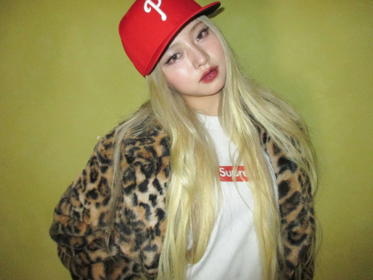 레드 뉴에라로 강렬한 코디를 완성한 키키 하음. X @kiiikiii_talk