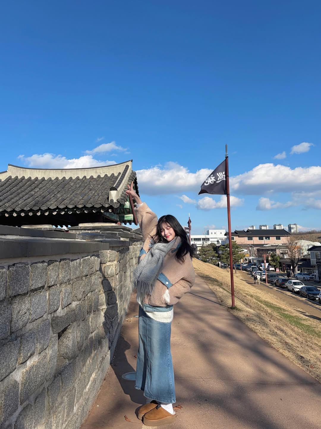 하늘의 여행지 인생샷 보장 데님 맥시스커트 코디. 인스타그램 @kissoflife_s2 