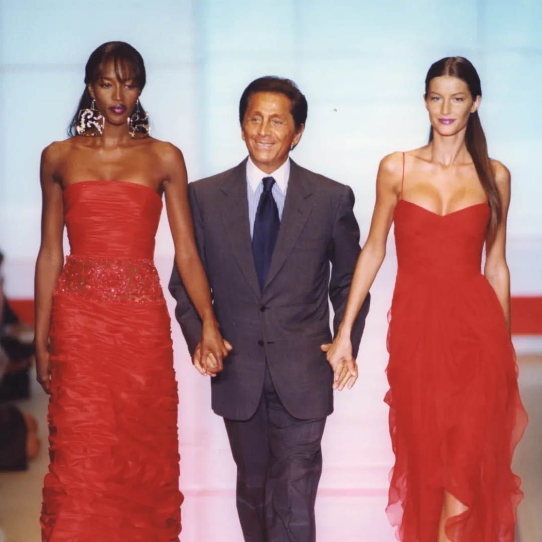 발렌티노 1999/2000 오트 쿠튀르 피날레에서 모델 나오미 캠벨, 지젤 번천과 함께한 발렌티노 가라바니 | 인스타그램 @realmrvalentino