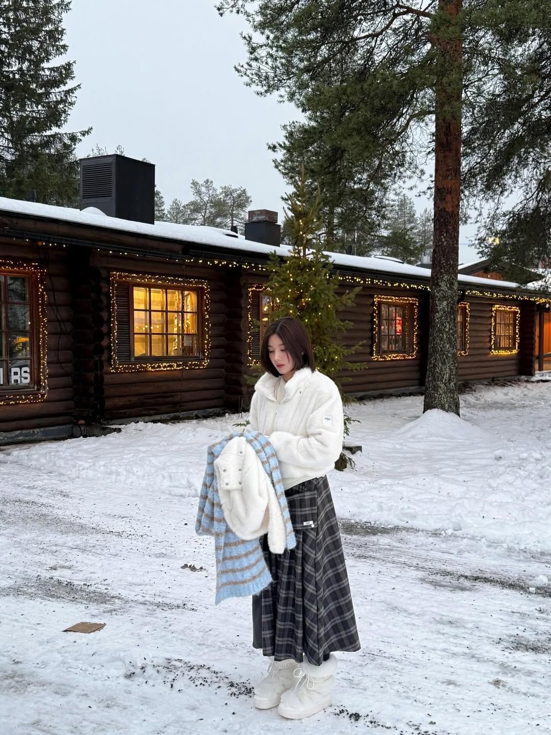 권은비의 러블리한 체크 스커트와 화이트 조합. 인스타그램 @silver_rain.__ 