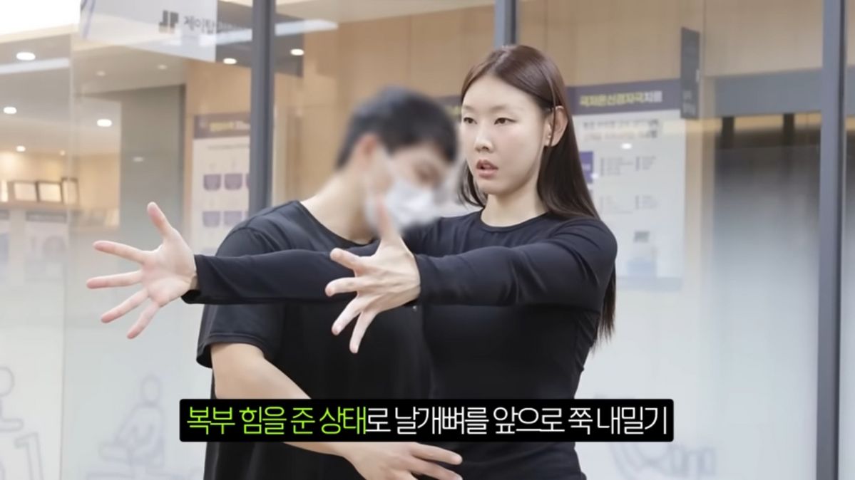 한혜진 거북목 교정 | 출처 유튜브 <한혜진>