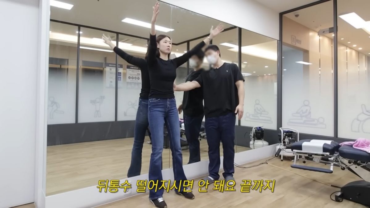 한혜진 거북목 교정 | 출처 유튜브 <한혜진>