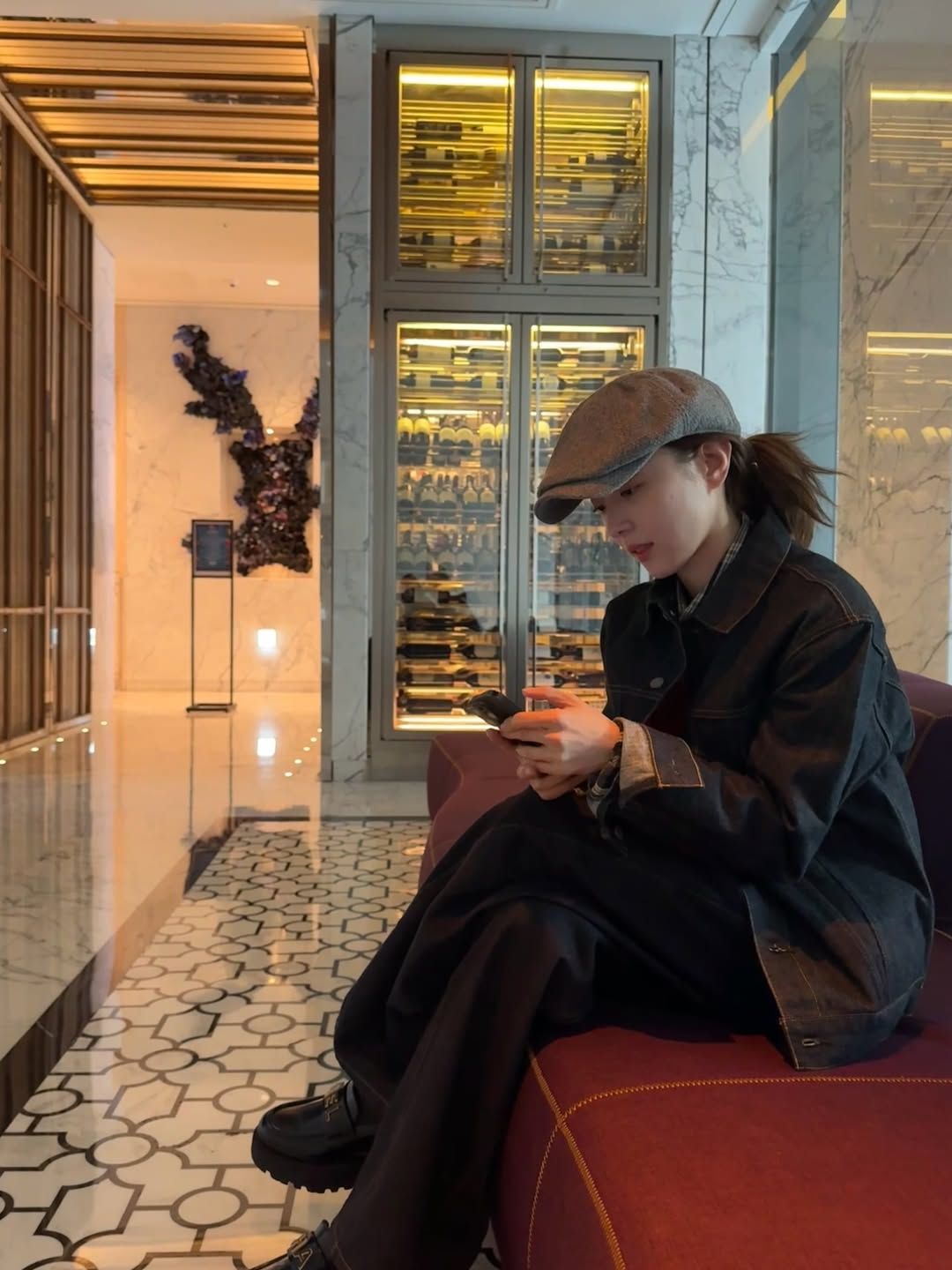 뉴스보이캡을 포엣 코어 룩으로 소화한 이세영. 인스타그램 @seyoung_10