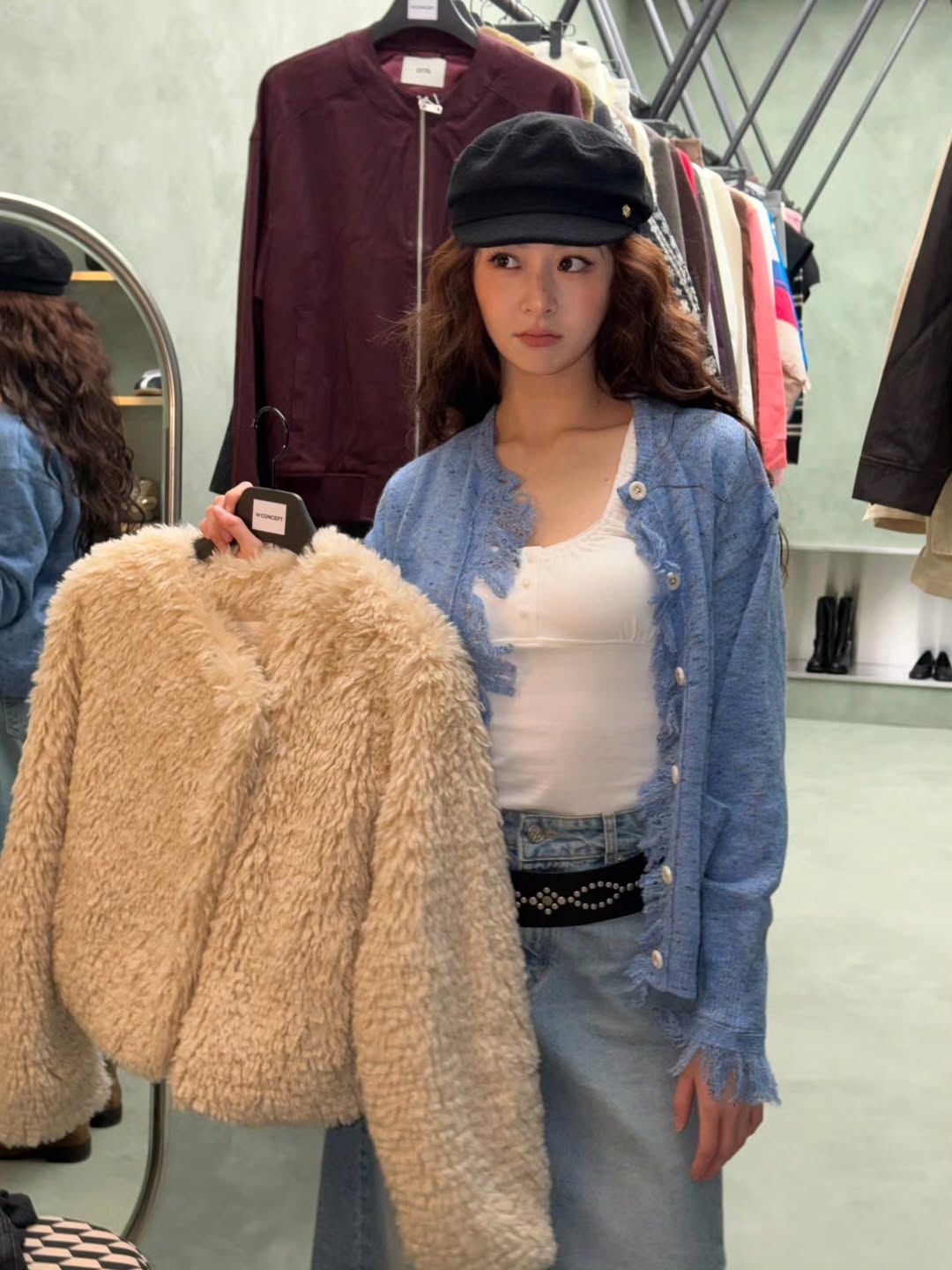 레트로 무드로 뉴스보이캡을 활용한 허윤진. 인스타그램 @jenaissante