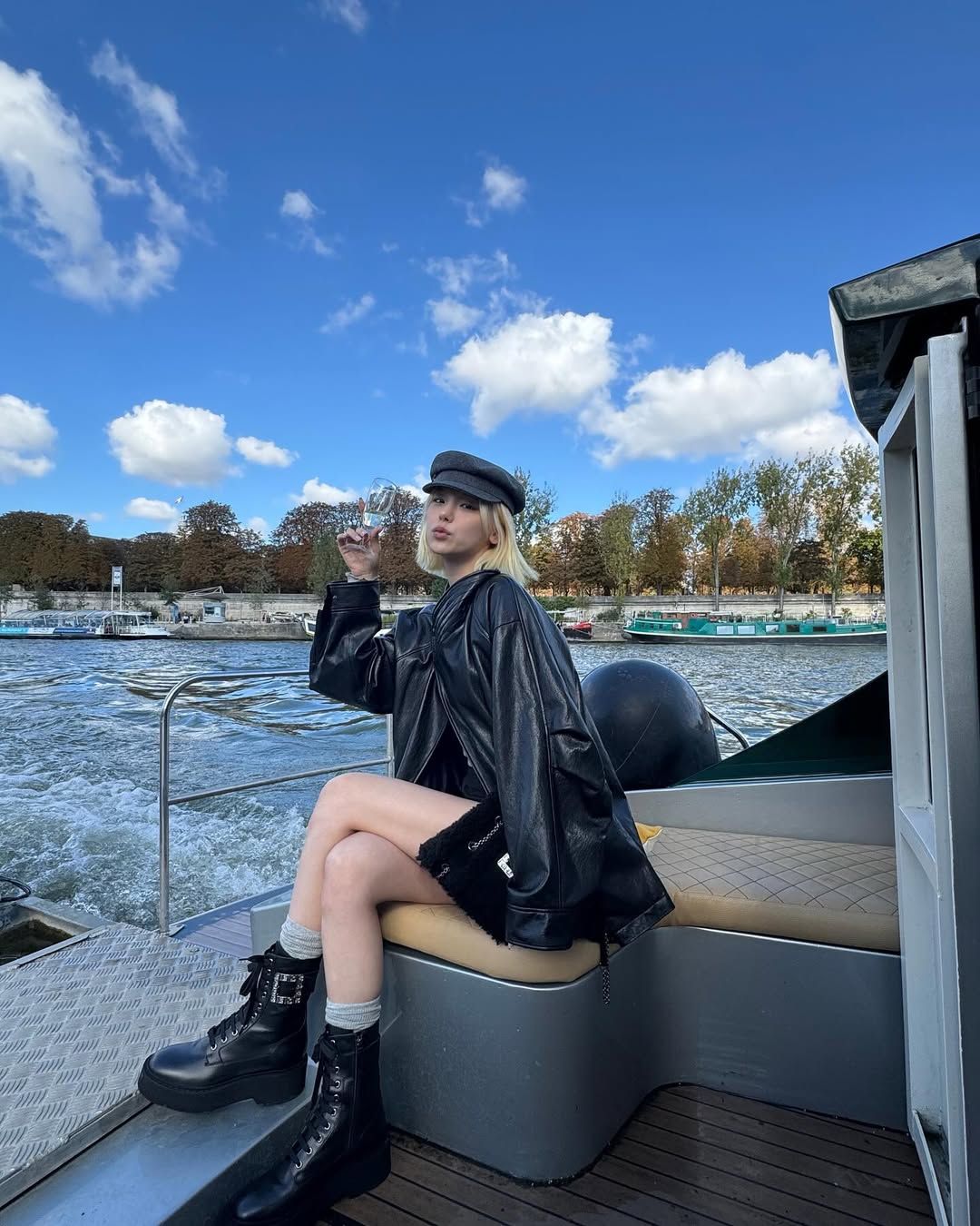 뉴스보이캡을 시크 & 프레피 룩 스타일로 연출한 예지. 인스타그램 @yezyizhere