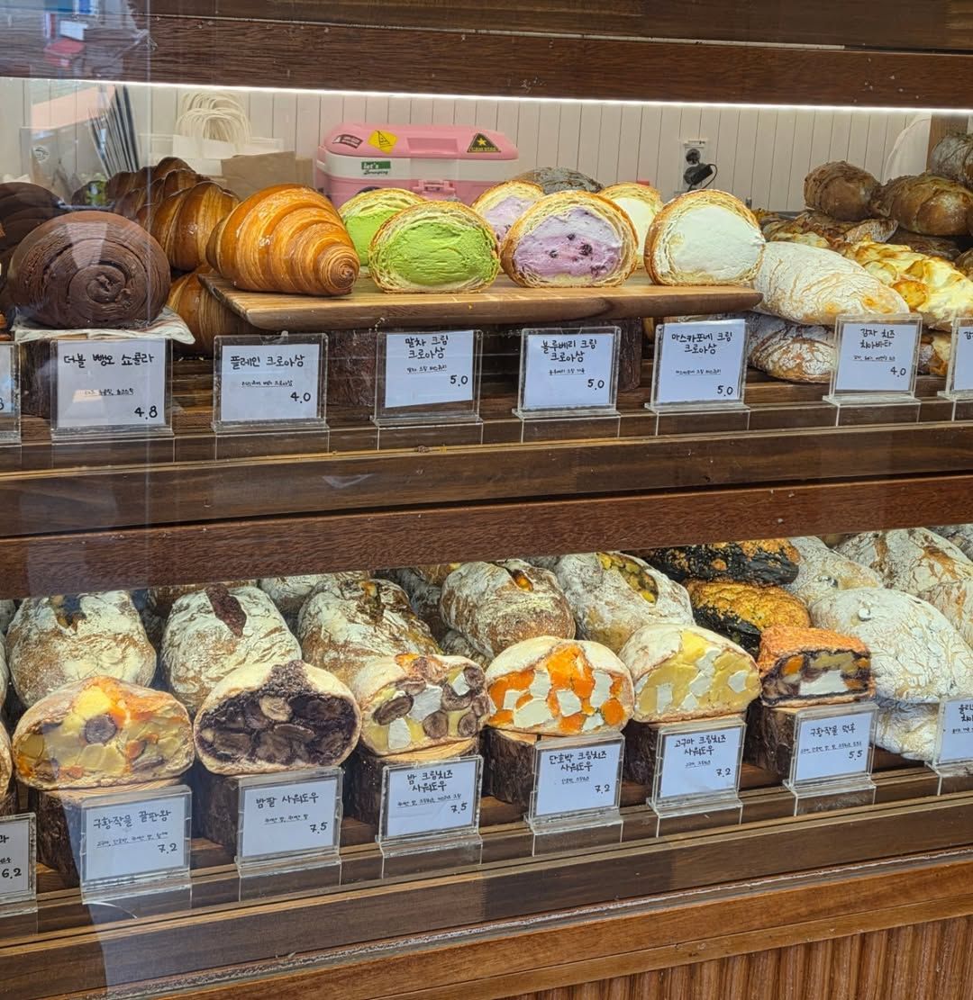 망원동 빵지순례의 필수 코스 어글리베이커리. 인스타그램 @uglybakery