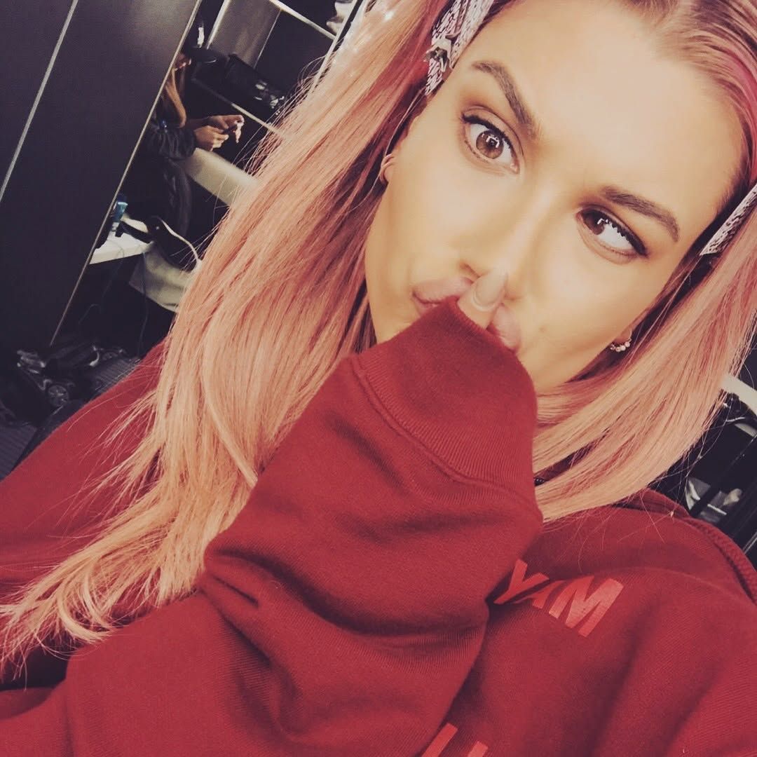 화려한 스타일링을 선보인 헤일리 비버의 2016년 사진. 인스타그램 @haileybieber