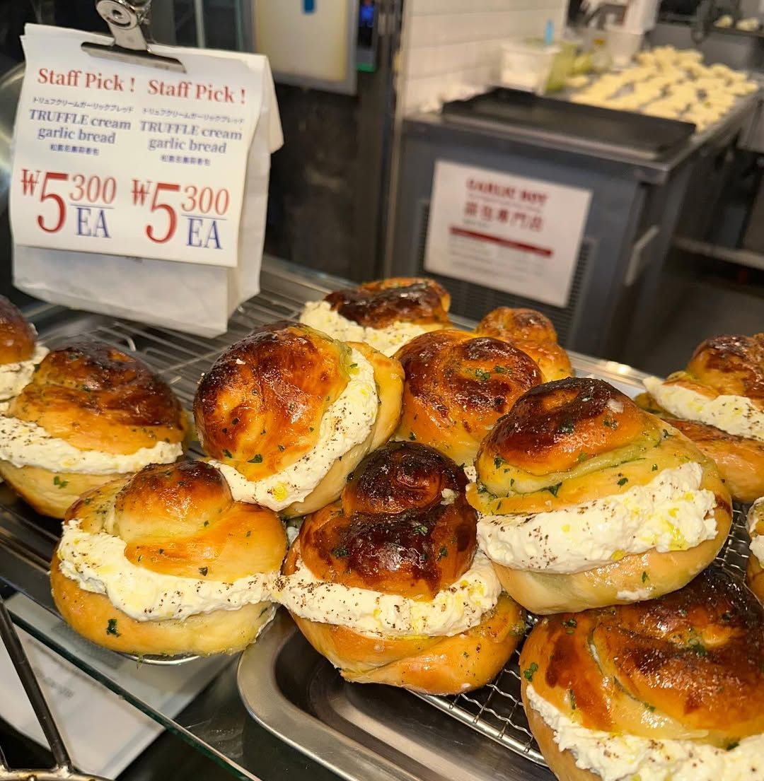 마늘을 메인 콘셉트로한 다양한 빵을 만날 수 있는 갈릭보이. 인스타그램 @garlicboy.kr