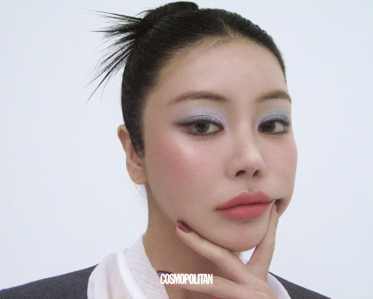 재킷 Sculptor. 타이 블라우스 Ganisong.