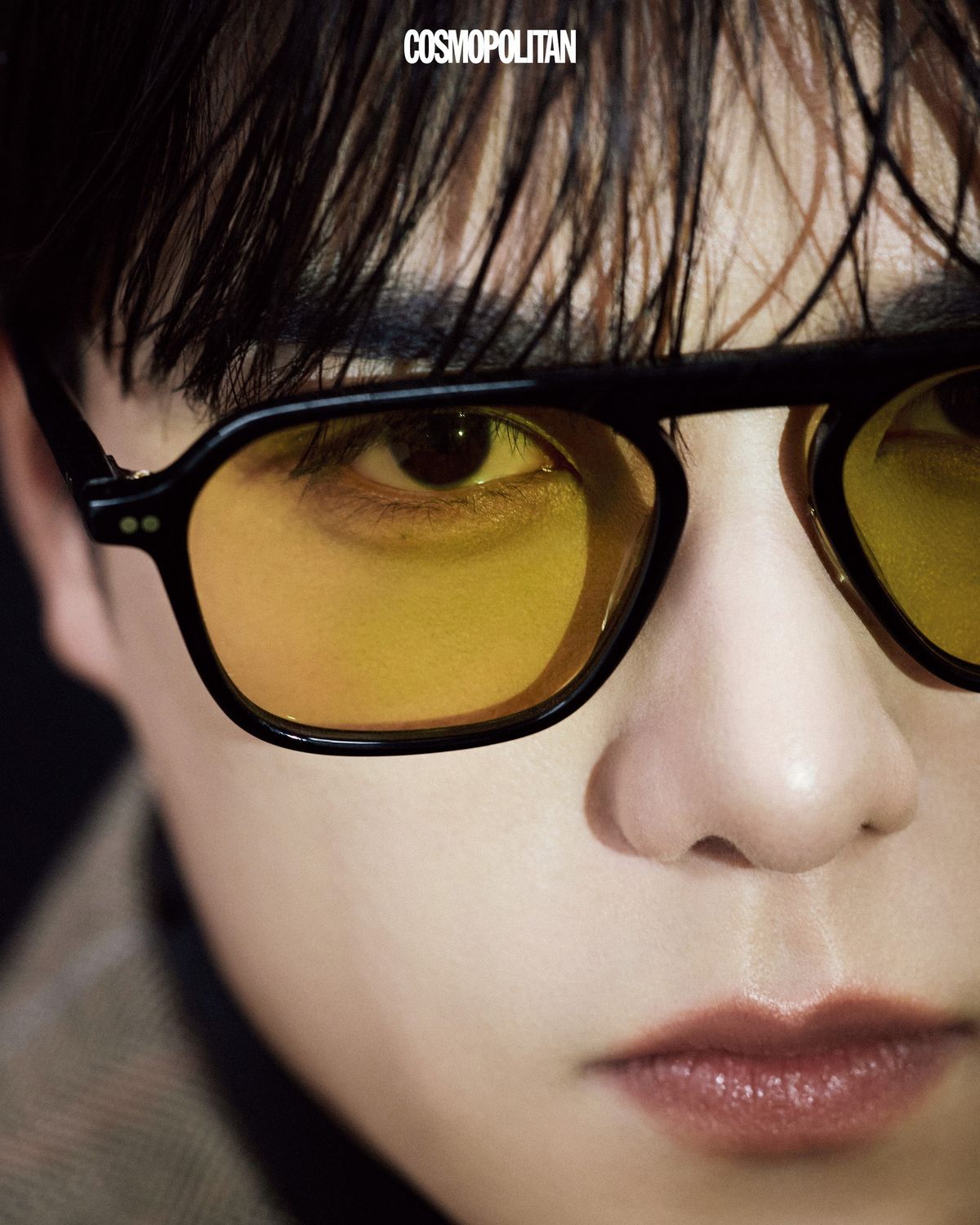 슈트 재킷 Noice. 하이넥 셔츠 Jil Sander. 선글라스 Laurence Paul. 