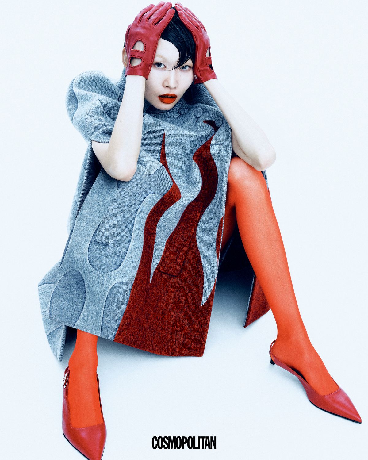 케이프 코트 8백48만원 Louis Vuitton. 글러브, 슬링백 슈즈 모두 가격미정 Hermès. 스타킹 에디터 소장품. 