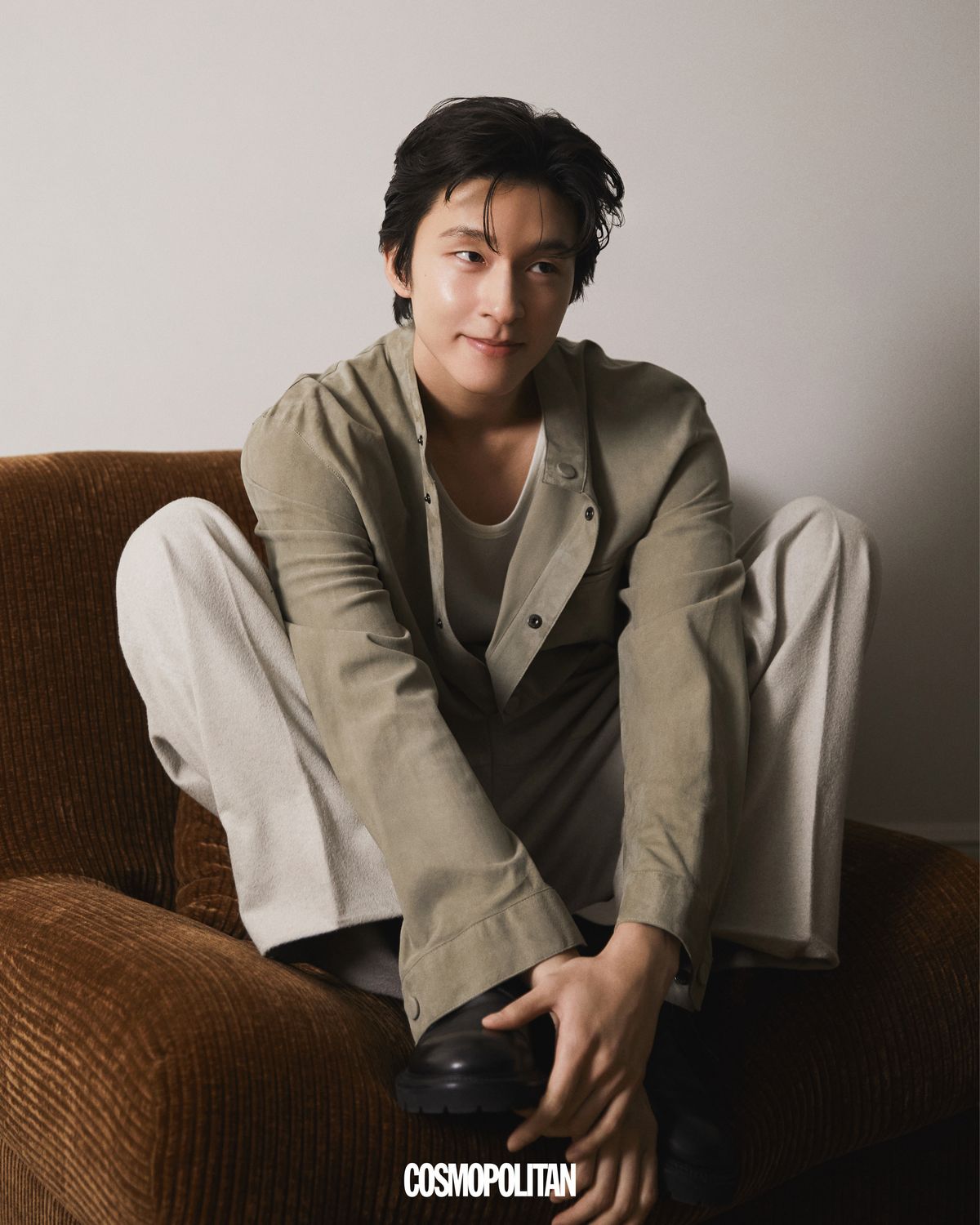 셔츠, 슈즈 모두 Giorgio Armani. 이너 톱, 팬츠 스타일리스트 소장품.