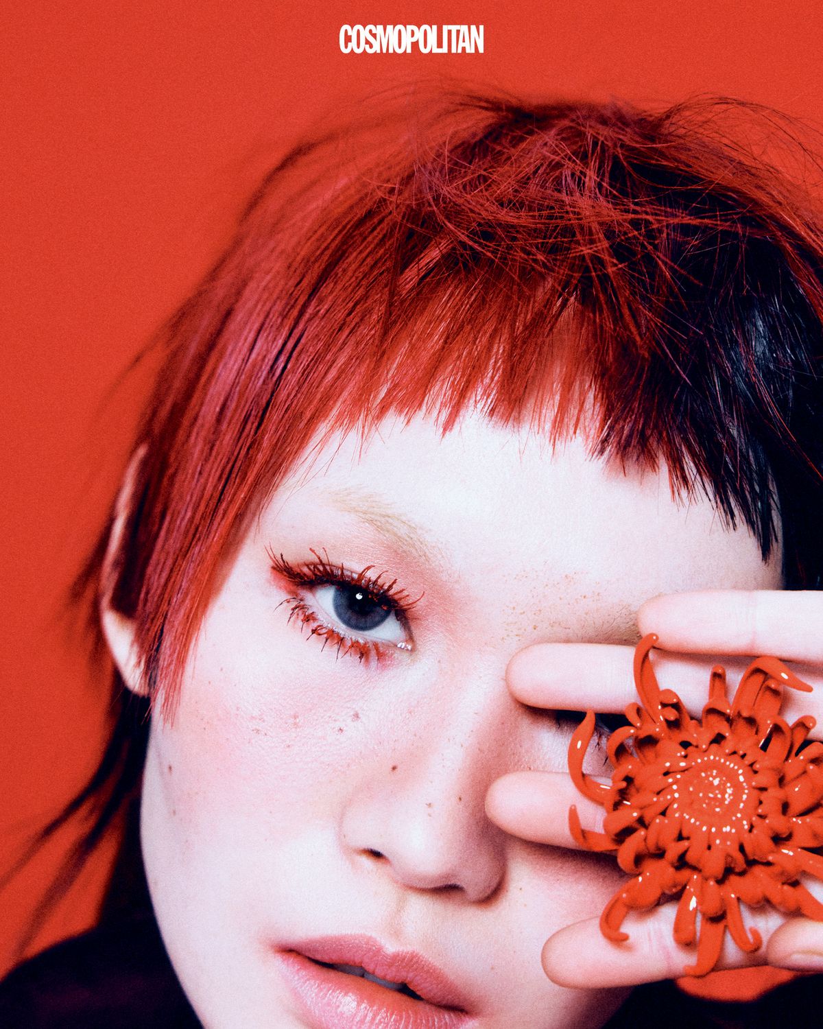 니트 톱 가격미정 Loewe. 팬츠스커트 7만8천원 Cubic. 가닛 스터드 이어링 가격미정 Tasaki. 목걸이 11만5천원 Cos. 오른팔의 볼드한 뱅글 1백12만원 Louis Vuitton. 오른팔의 얇은 뱅글, 왼팔의 뱅글 모두 가격미정 Hermès. 웨지힐 슈즈 가격미정 Ferragamo. 스타킹 에디터 소장품. 