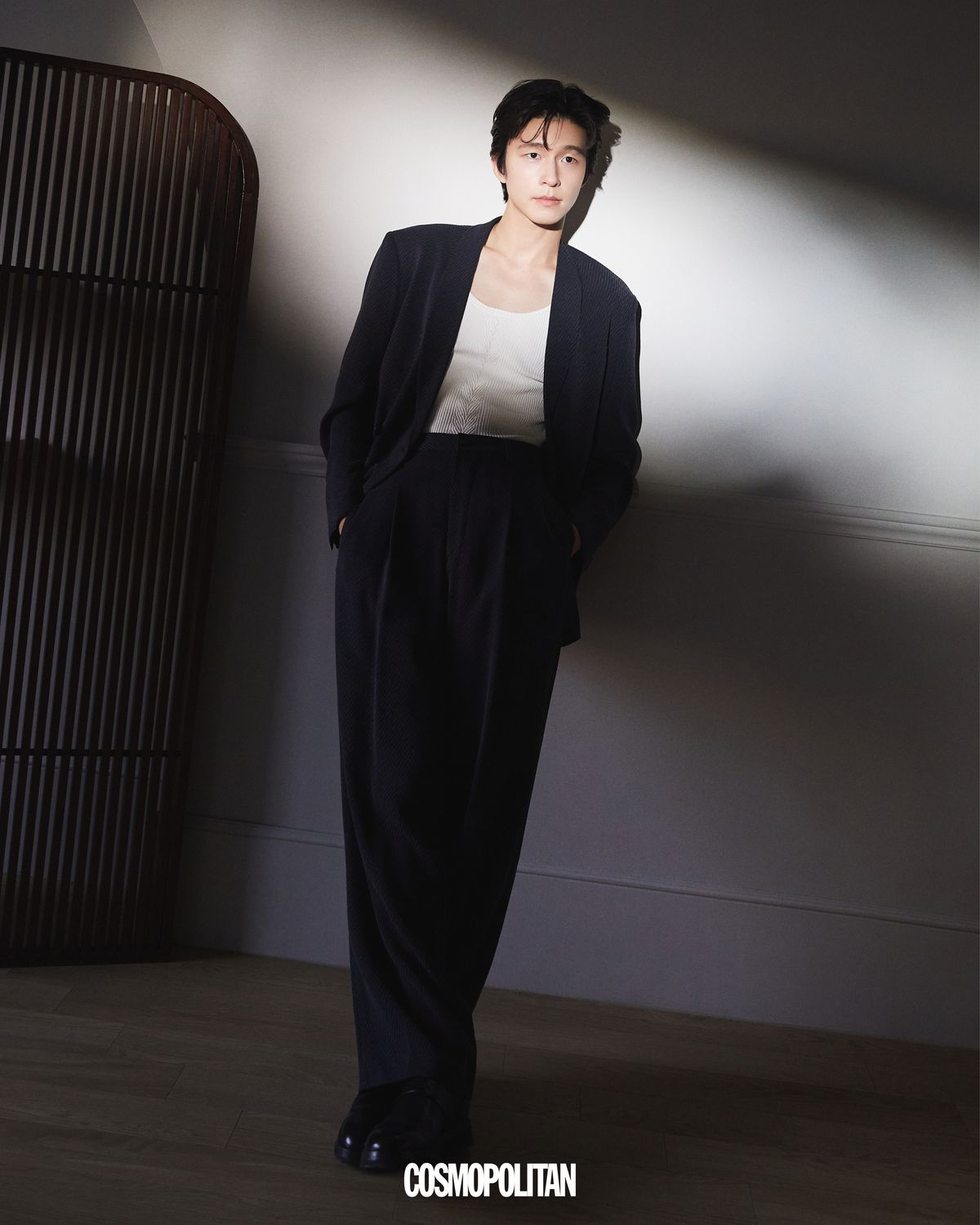 재킷, 팬츠, 슈즈 모두 Giorgio Armani. 이너 톱 스타일리스트 소장품.