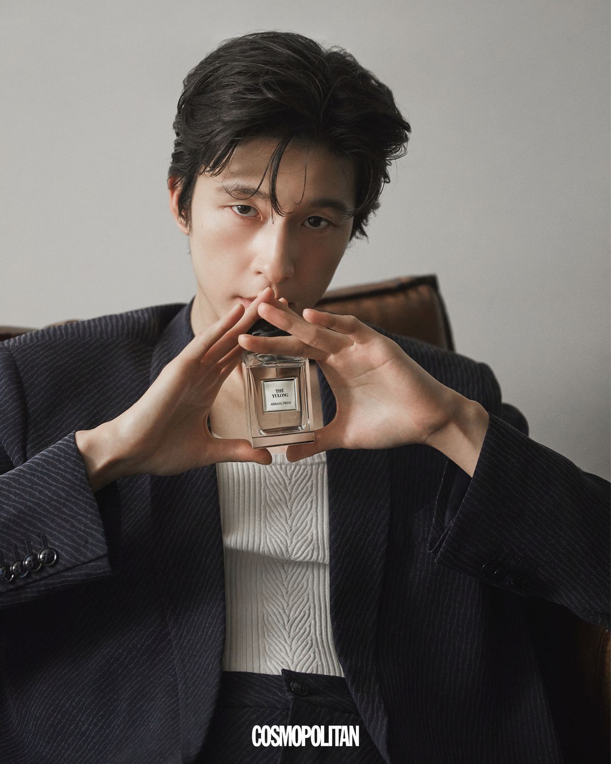 재킷, 팬츠 모두 Giorgio Armani. 이너 톱 스타일리스트 소장품.