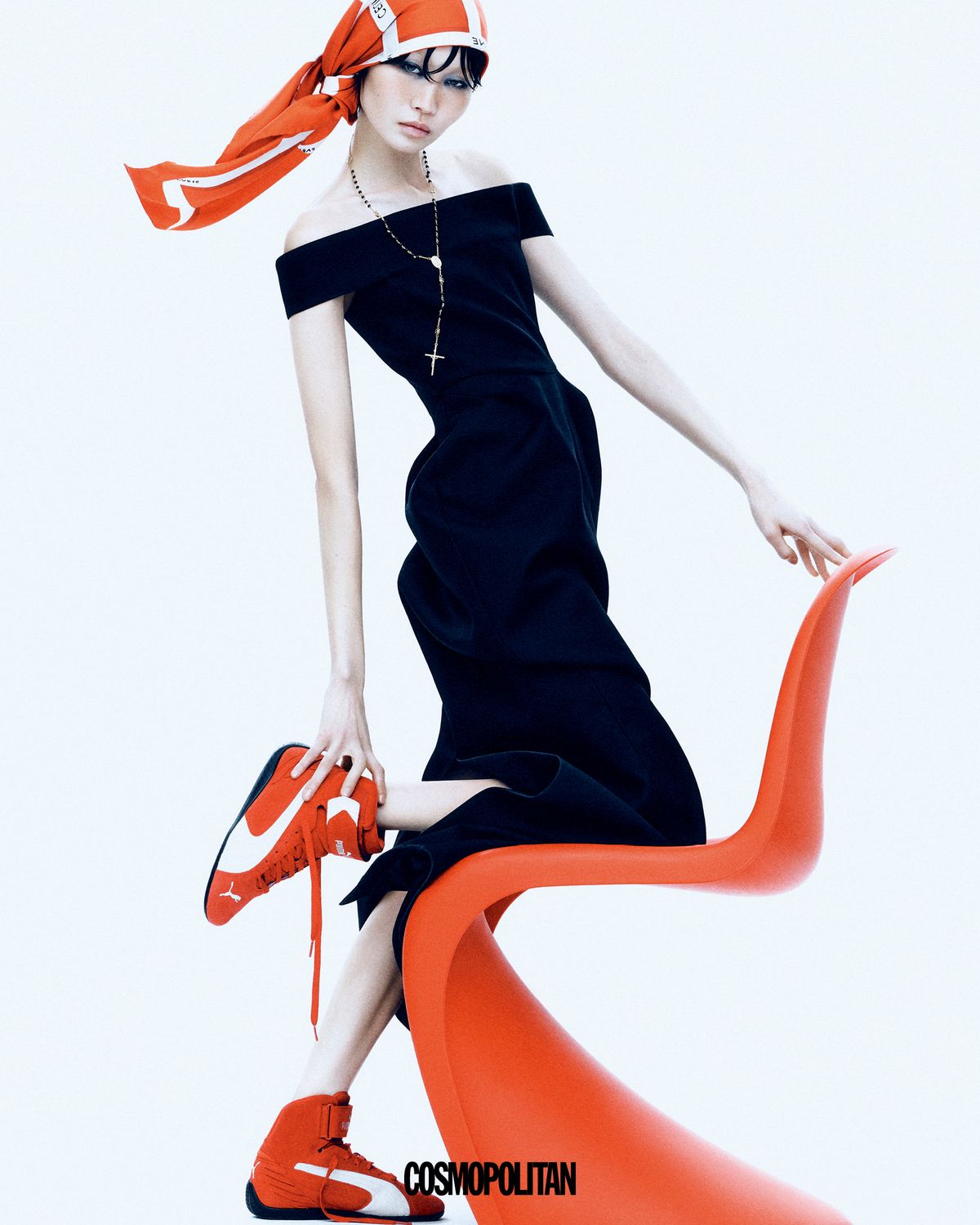 보머 재킷 1백28만원, 팬츠 33만5천원 모두 Recto. 뉴스보이 캡 가격미정 Hermès. 가닛 스터드 이어링 가격미정 Tasaki. 