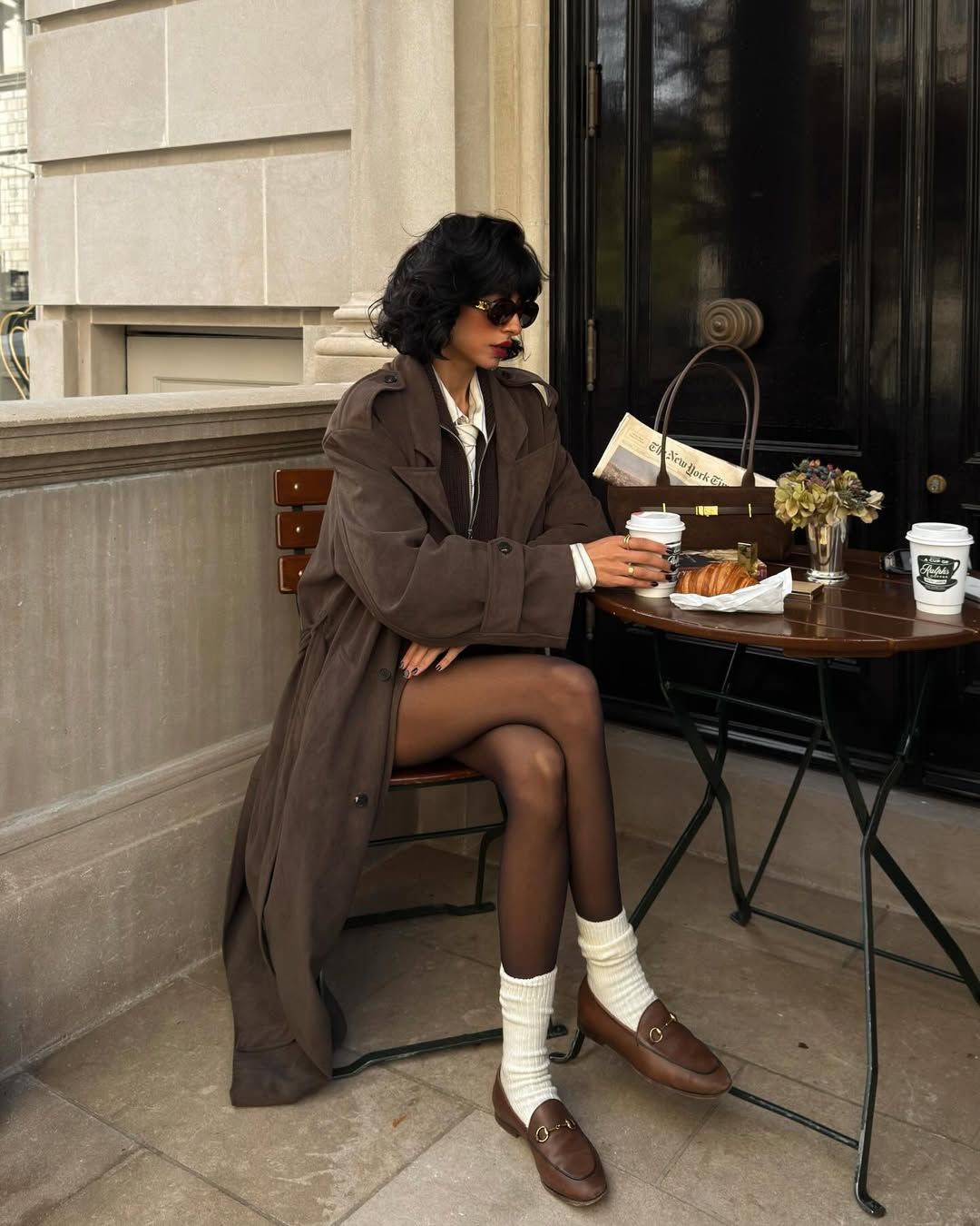 프레피 룩과 포멀 룩에 롱 핸들 백을 활용한 패션 인플루언서 베네티아 알리아. 인스타그램 @veneti.a