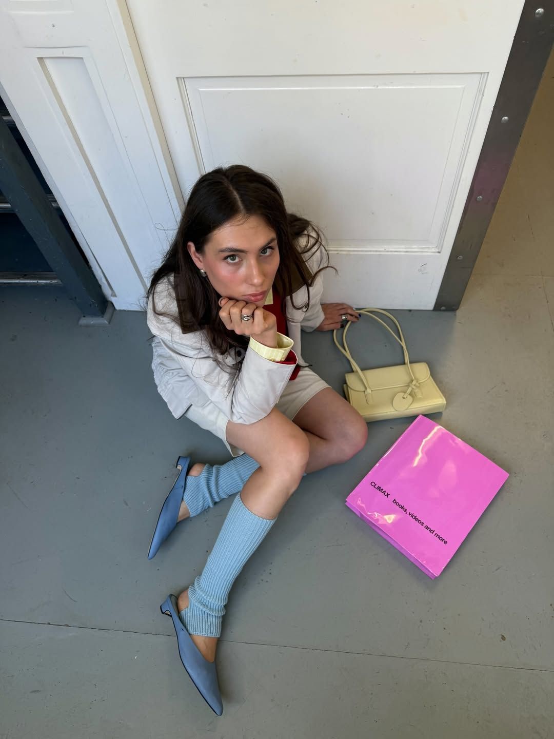 롱 핸들 백을 활용해 컬러풀한 룩을 완성한 패션 인플루언서 케이트 클램. 인스타그램 @katyaklema