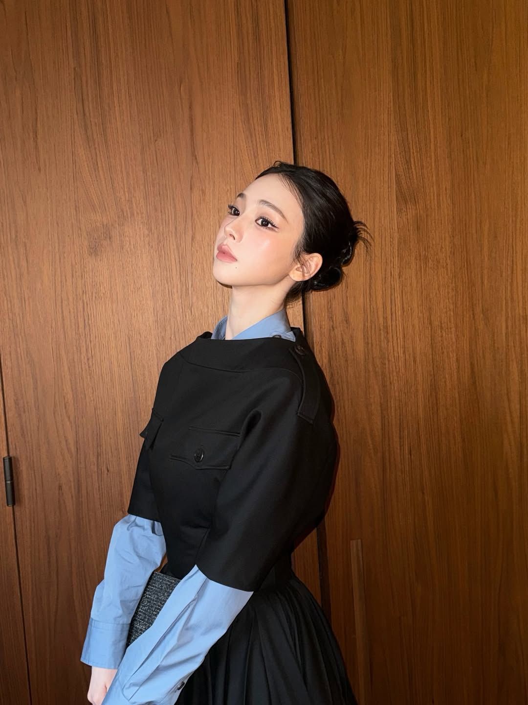 두 가지 스타일의 사서코어 룩을 선보인 카리나. 인스타그램 @katarinabluu