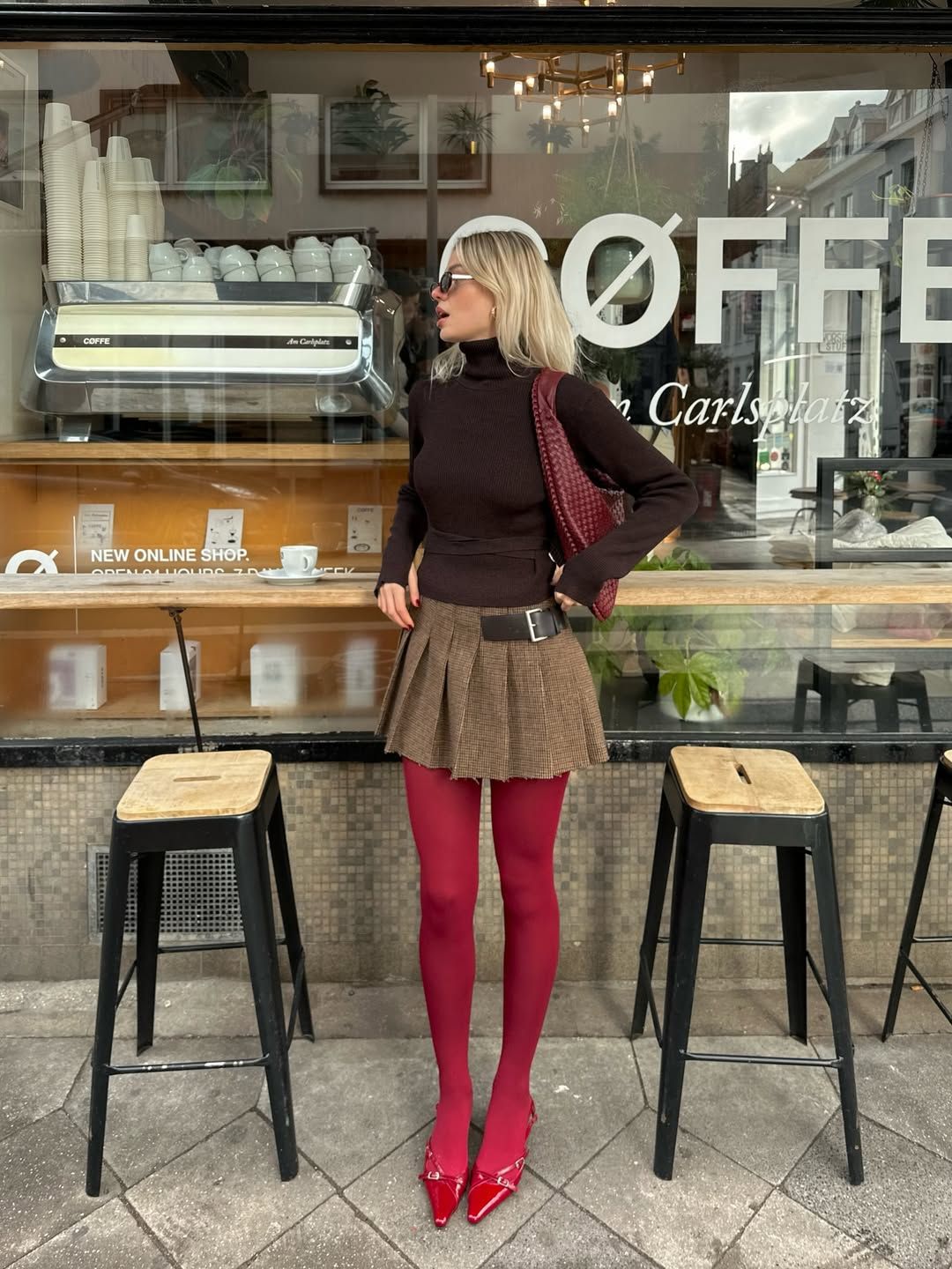 키튼힐로 키치한 컬러 룩을 선보인 패션 인플루언서 린다 슐츠. 인스타그램 @linda.sza