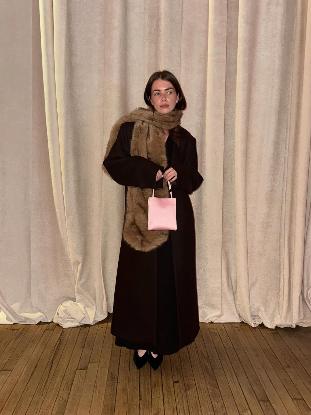 드레스업 스타일에 키튼힐을 매치한 패션 인플루언서 몰리 블루스테인. 인스타그램 @ accidentalinfluencer