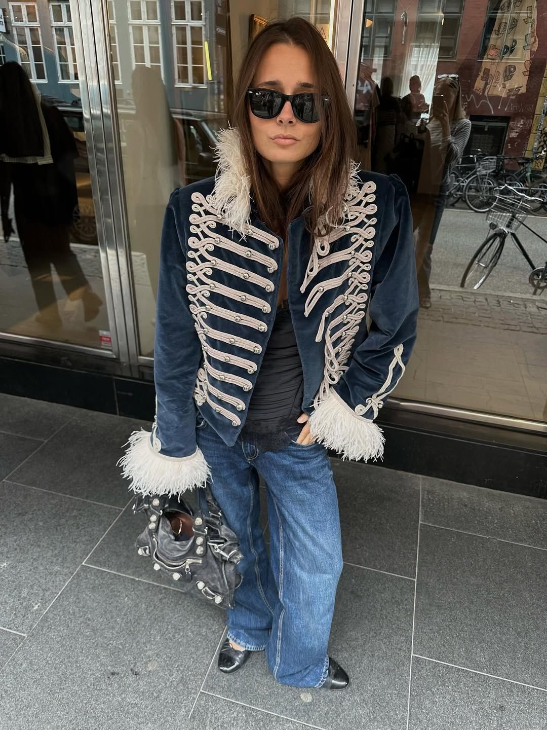 장식과 디테일이 돋보이는 나폴레옹 재킷. 인스타그램 @celinenordal