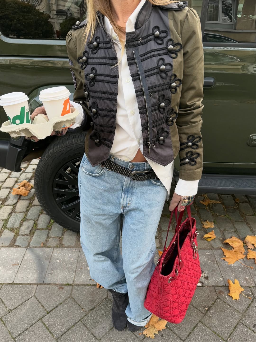 카키와 블랙 나폴레옹 재킷 스타일링. 인스타그램 @tessavmontfoort 