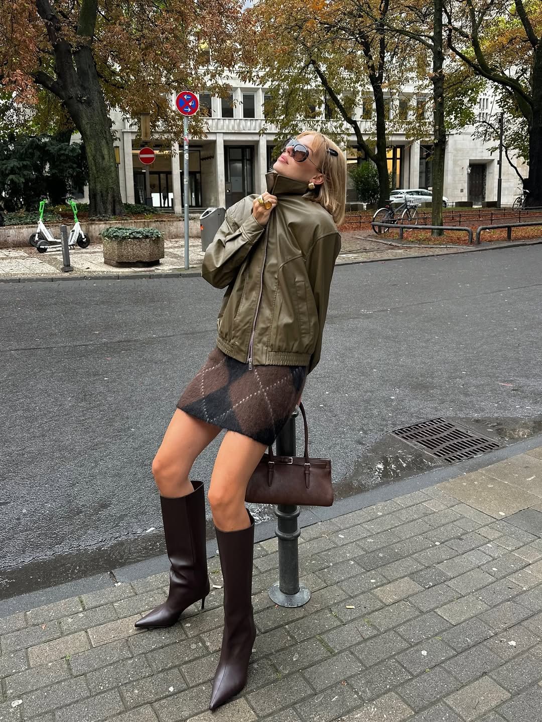 클래식한 롱 핸들 백을 착용한 패션 인플루언서 린다 슐츠. 인스타그램 @linda.sza 